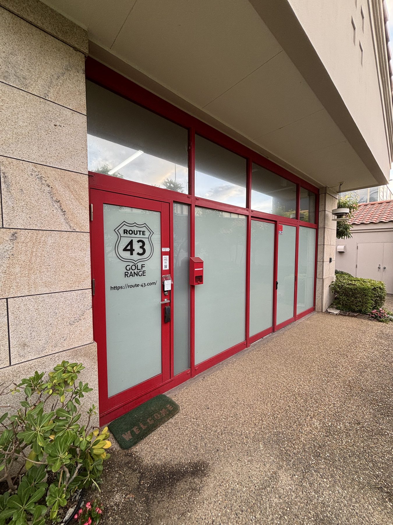 ROUTE43 GOLF RANGE の外観・赤いガラス扉