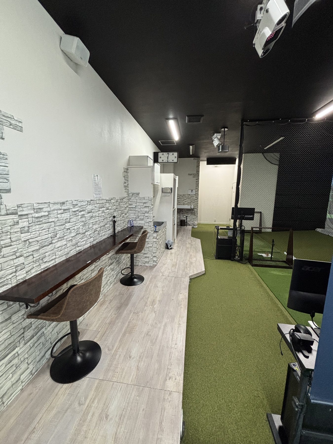 ROUTE43 GOLF RANGE のカウンター席ラウンジスペース