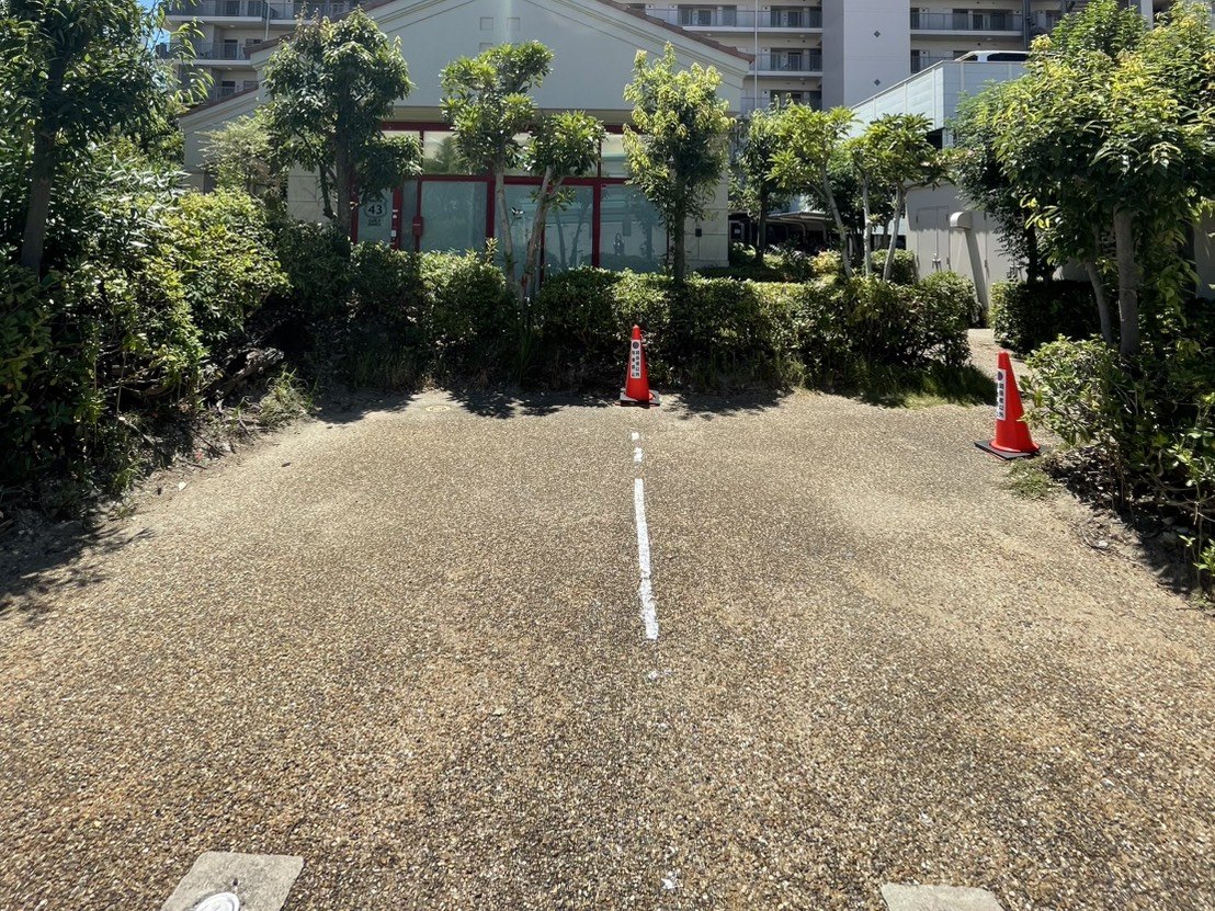 ROUTE43 GOLF RANGE の店舗前駐車場
